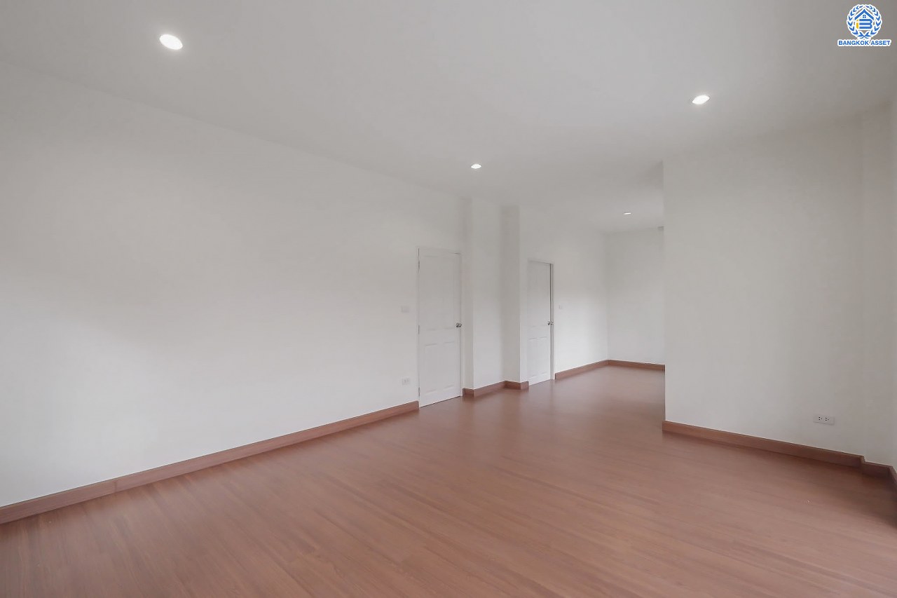 บ้านมือสองตกแต่งใหม่ โครงการ ธารา ราชพฤกษ์-ปิ่นเกล้า บ้านสวย พร้อมอยู่ เนื้อที่ 61.4 ตร.ว. ฟังก์ชัน 3 ห้องนอน 3 ห้องน้ำ จอดรถได้ 2 คัน บนทำเลเชื่อมต่อถนนกาญจนาภิเษก ใกล้รถไฟฟ้าสายสีแดง "สถานีตลิ่งชัน" และจุดขึ้นทางด่วน "ศรีรัช" รายล้อมด้วยสิ่งอำนวยความสะดวกครบครัน